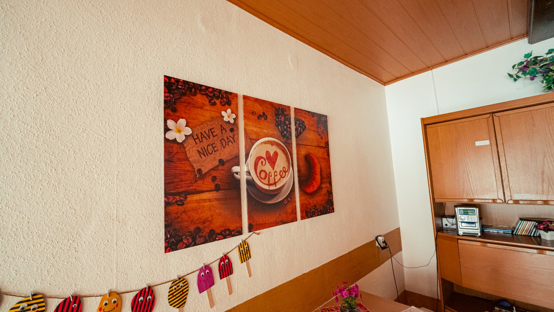 Zimmer mit Wandbild und Dekoration