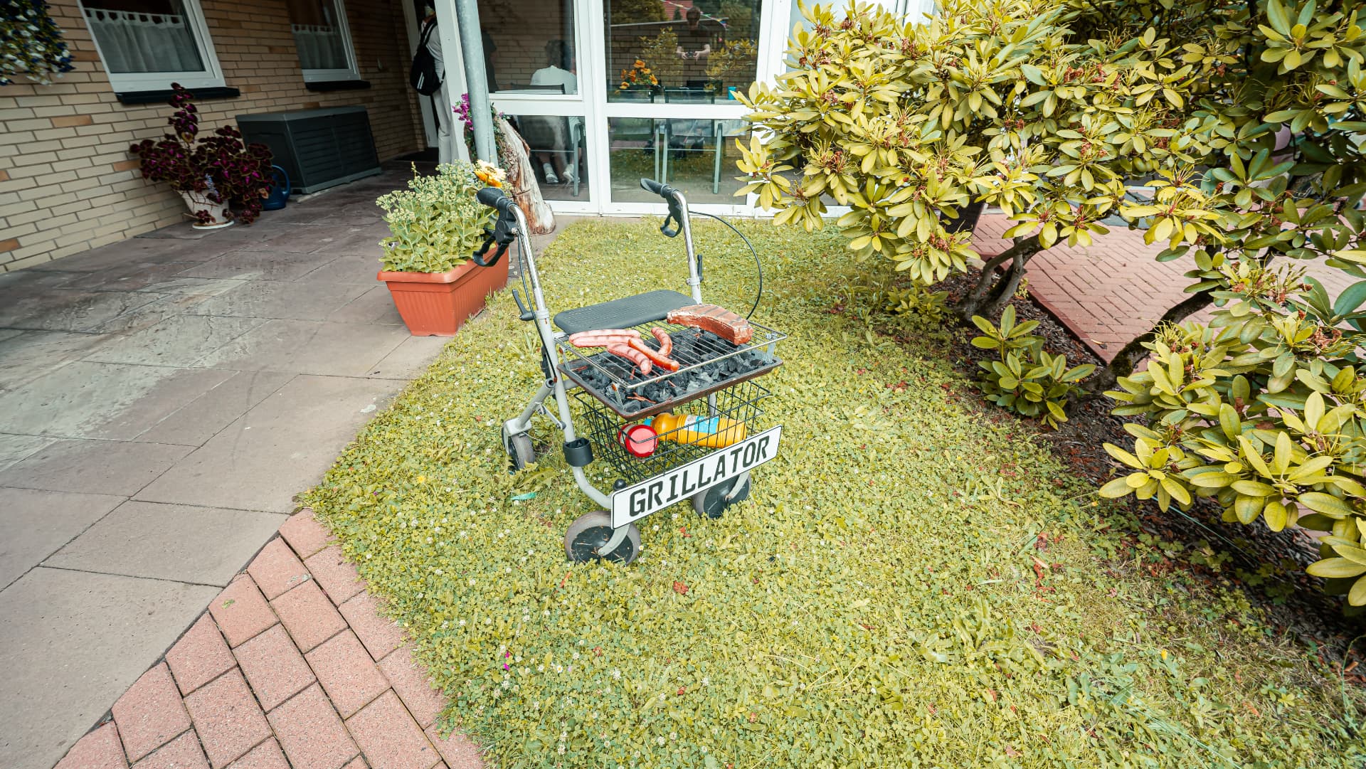 Gartenterrasse mit Rollator-Grill „Grillator“