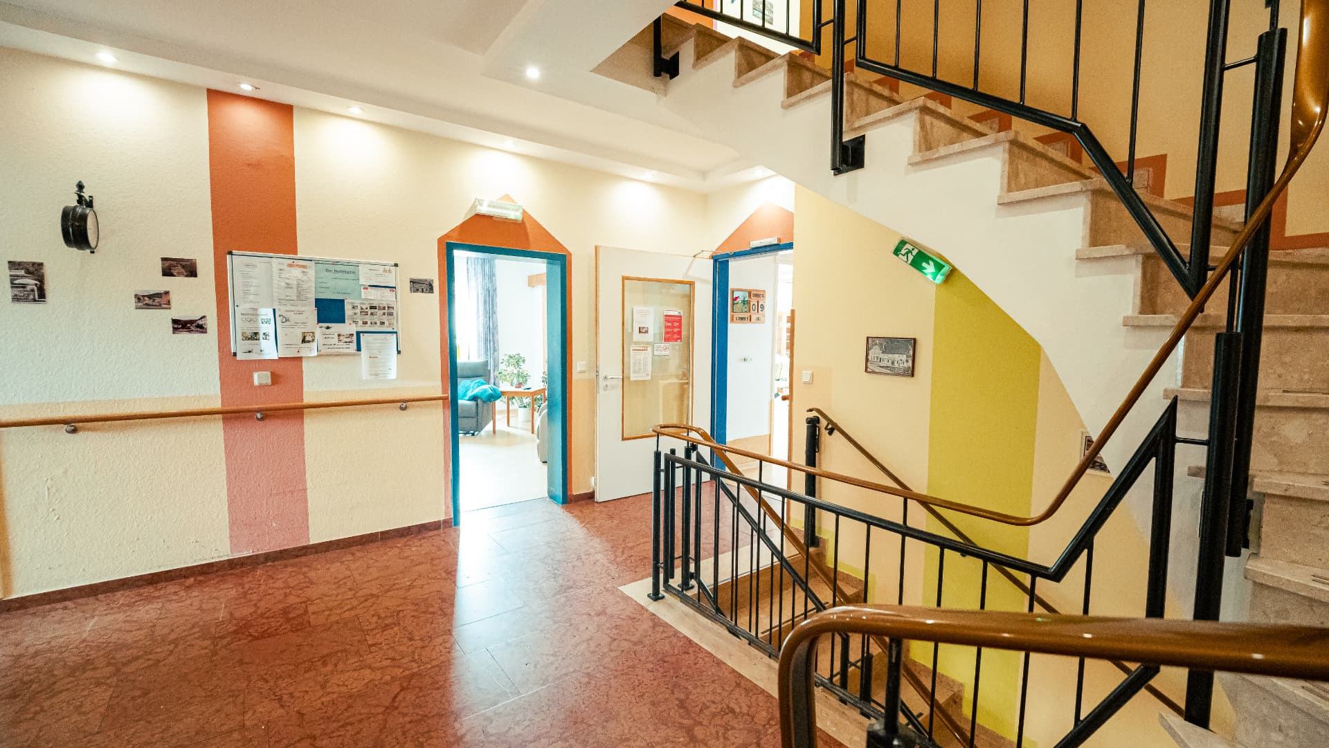 Heller Eingangsbereich mit Treppenhaus im Haus Abendfrieden