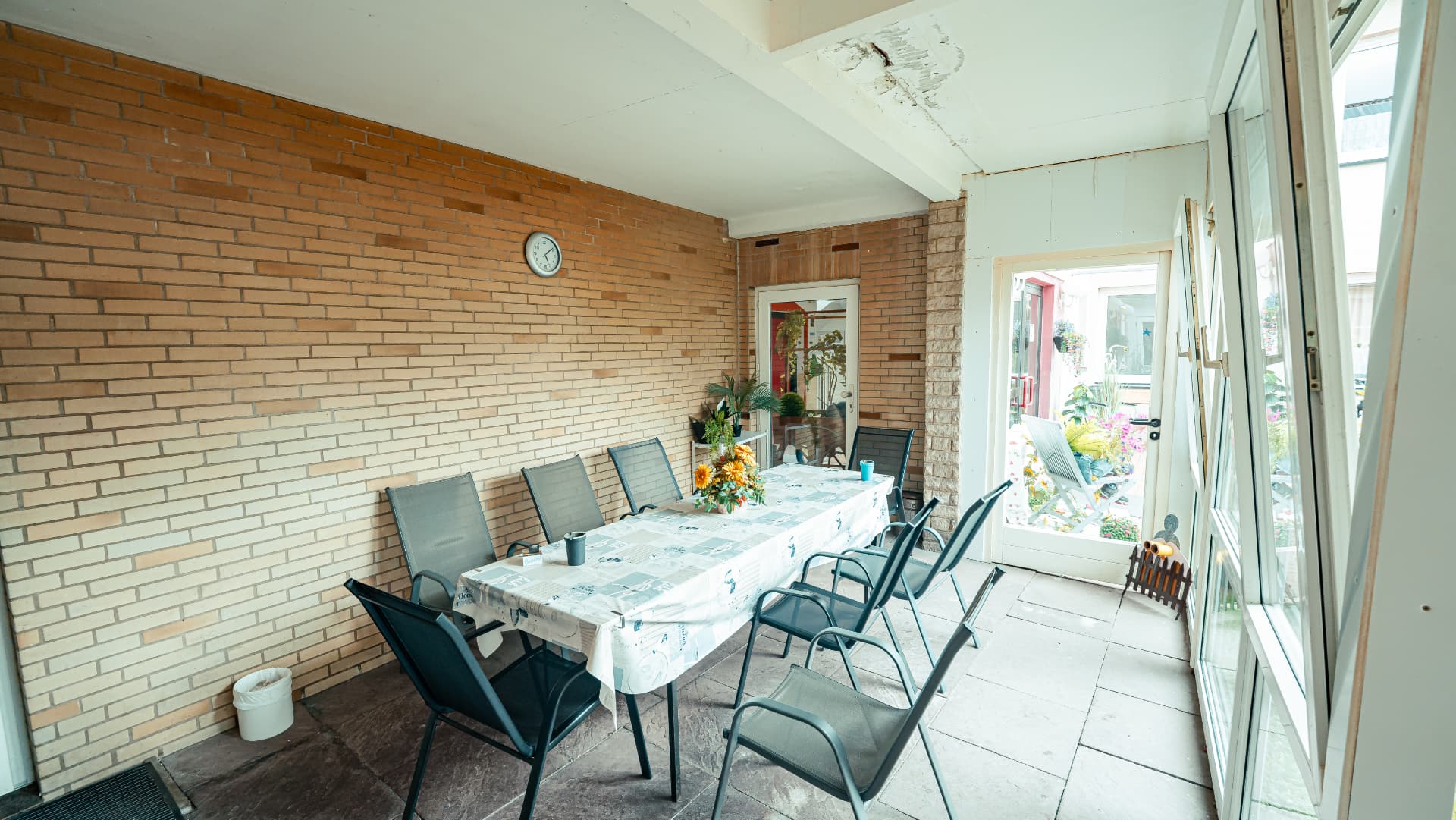 Gedeckter Tisch im Wintergarten