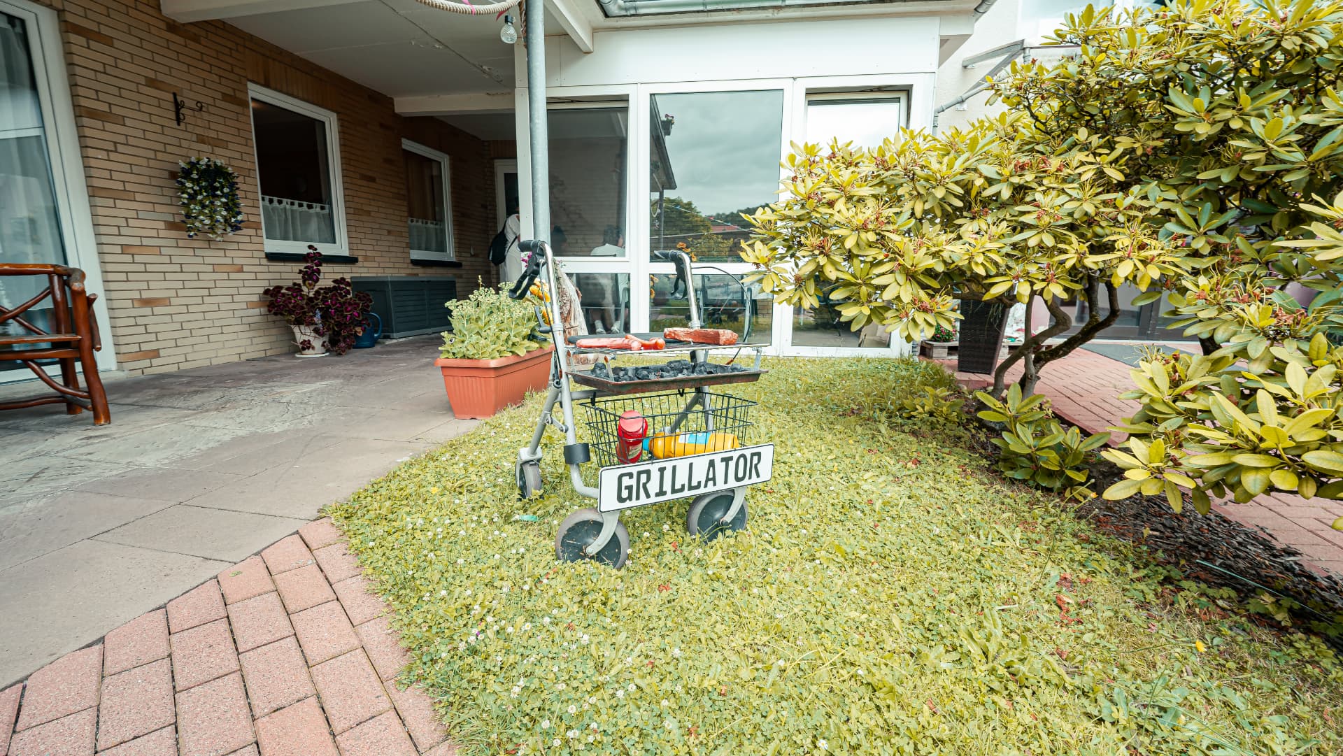 Der Grillator im Garten