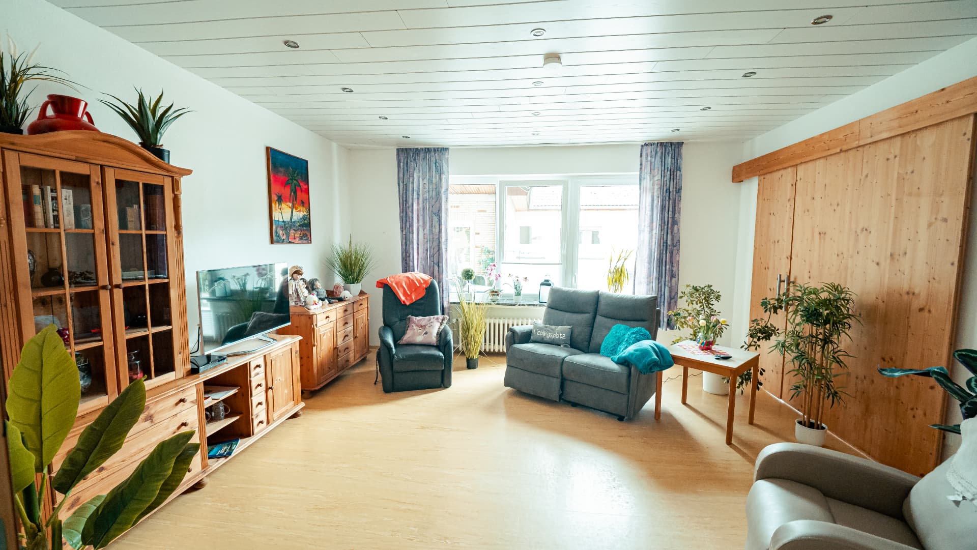 Gemütliches Wohnzimmer mit Sesseln, Sofa und Fernseher im Haus Abendfrieden