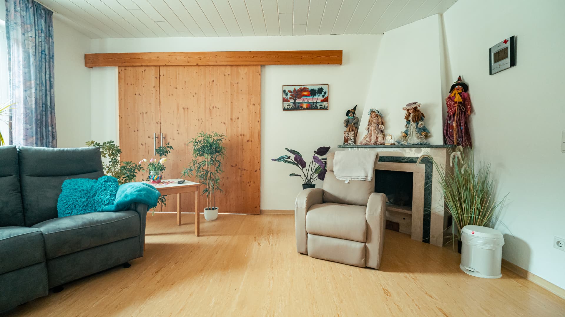 Heller Wohnraum mit Kamin und Sesseln