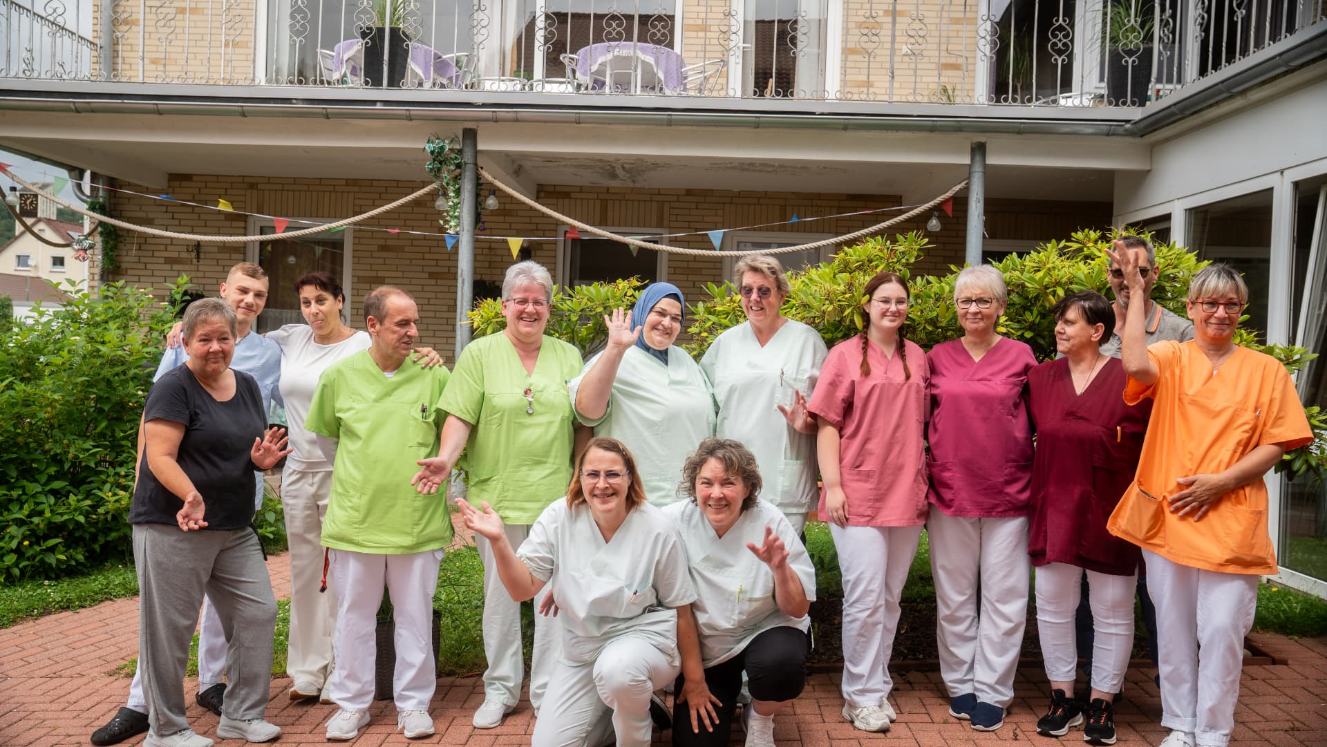 Das Team vom Haus Abendfrieden im Innenhof